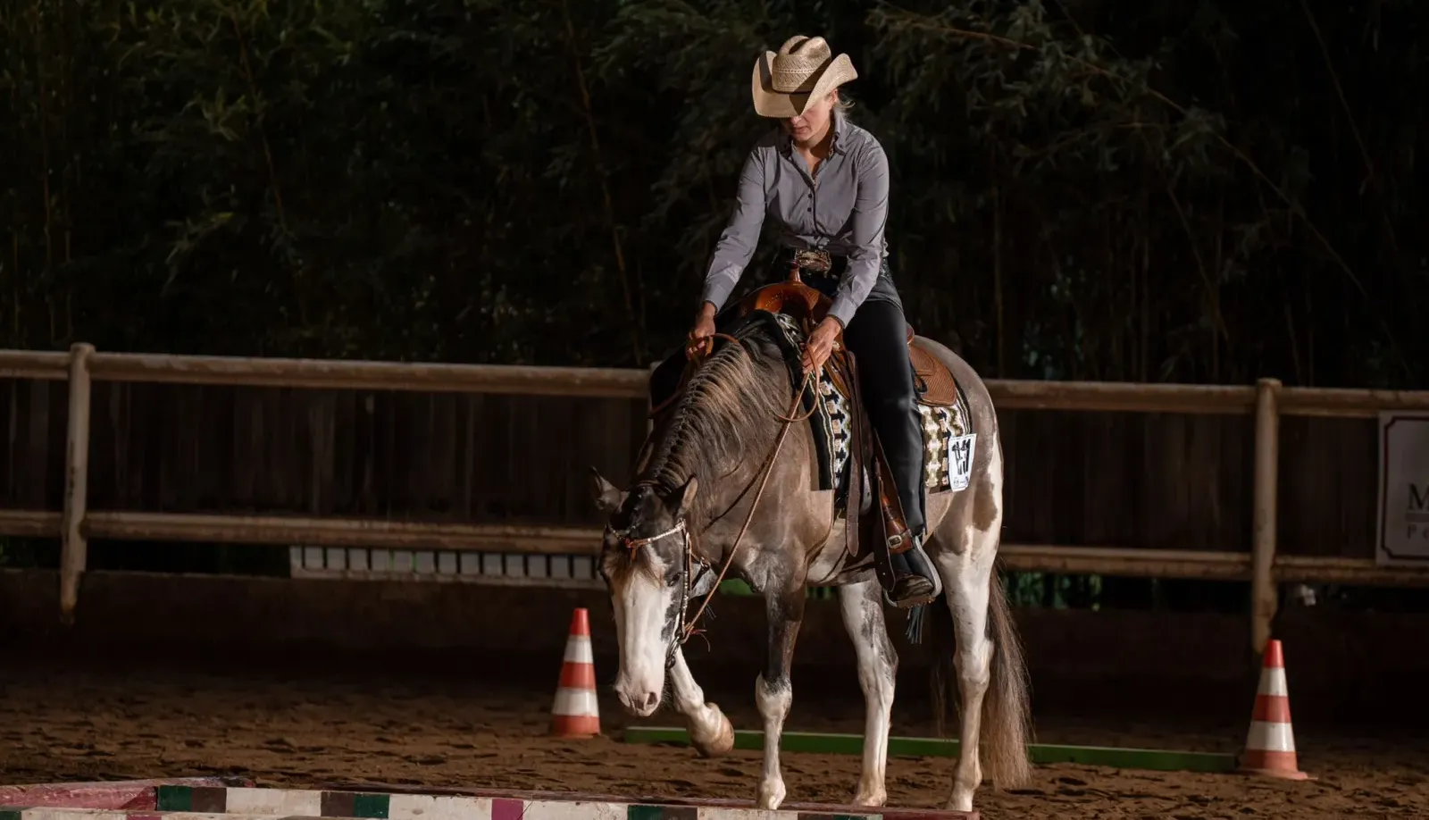 Westernreiterin bei der Trail-Arbeit am Abend